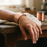 Pulseira Rígida Larga Martelada em Cobre