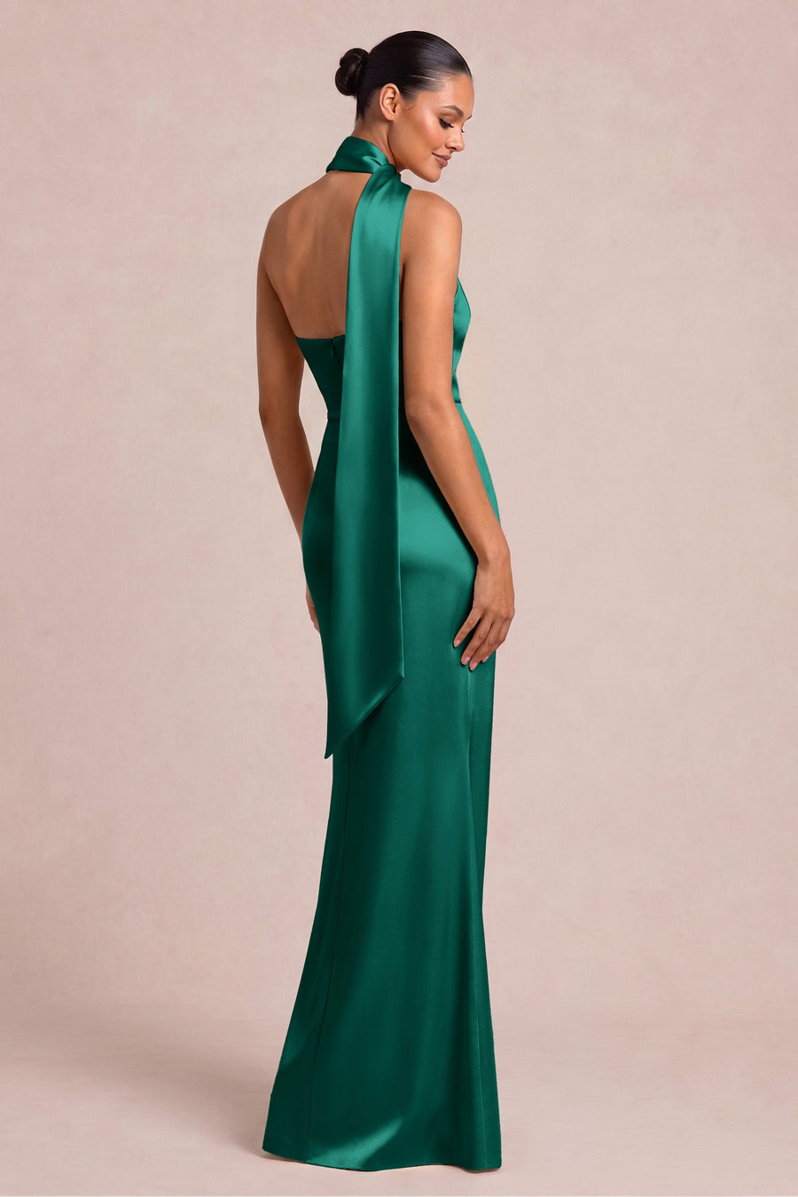 Isaura Esmeralda | Vestido comprido em cetim brilhante com detalhe drapeado