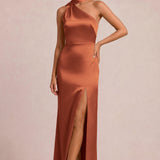 Isaura Terracota | Vestido comprido em cetim brilhante com detalhe drapeado