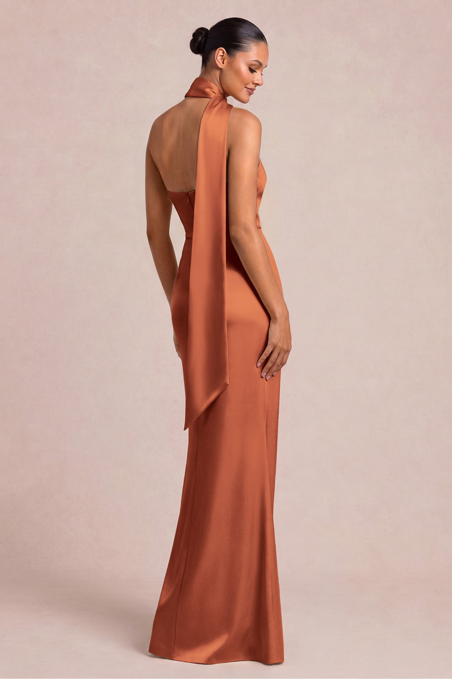 Isaura Terracota | Vestido comprido em cetim brilhante com detalhe drapeado