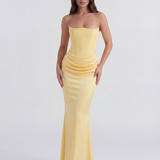 Vestido longo acetinado com decote tomara que caia