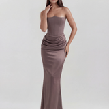 Vestido longo acetinado com decote tomara que caia