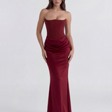 Vestido longo acetinado com decote tomara que caia