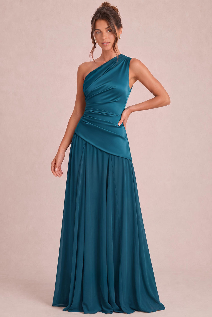 Ivana Cetim Mate | Vestido de dama de honor evasê de um ombro só em cetim mate