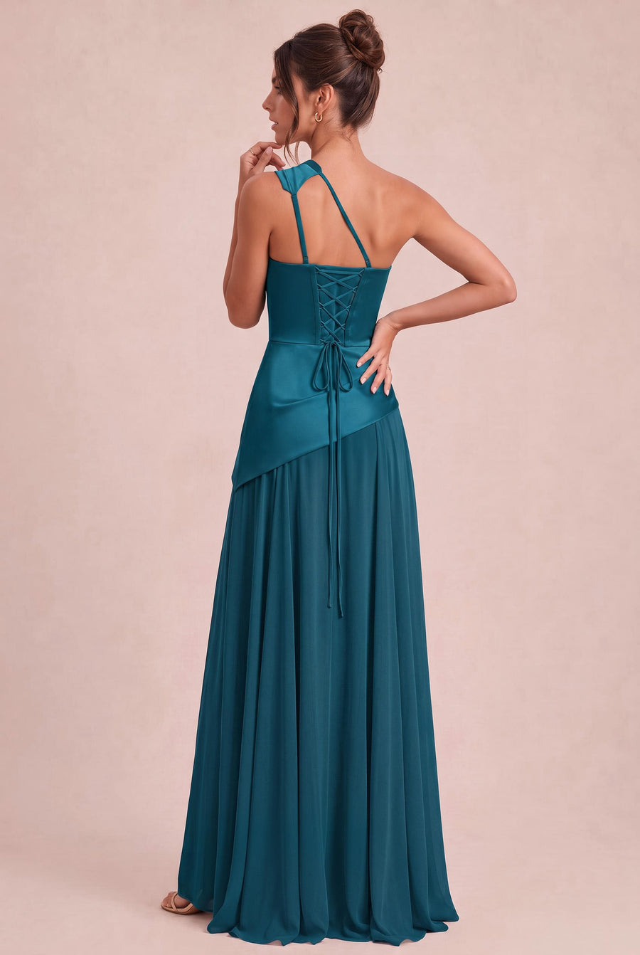 Ivana Cetim Mate | Vestido de dama de honor evasê de um ombro só em cetim mate