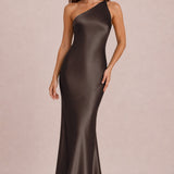 Jacinta Café | Vestido de dama de honor tubinho em cetim mate