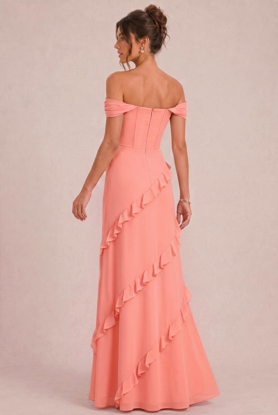 Clarisse | Vestido de dama de honor em chiffon com ombros descobertos e aplicações florais 3D