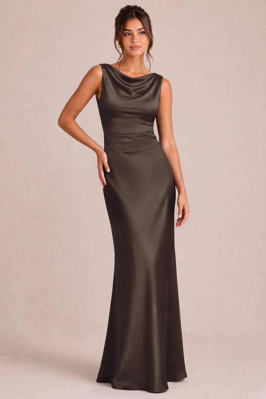 Liliana Café | Vestido comprido costas descobertas em cetim mate com decote suave
