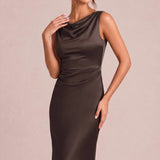 Liliana Café | Vestido comprido costas descobertas em cetim mate com decote suave