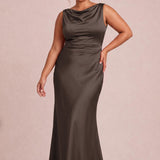 Liliana Café | Vestido comprido costas descobertas em cetim mate com decote suave