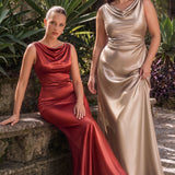 Liliana Cetim Brilhante | Vestido de dama de honor tubinho em cetim brilhante com decote suave