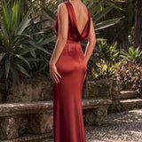 Liliana Cetim Brilhante | Vestido de dama de honor tubinho em cetim brilhante com decote suave