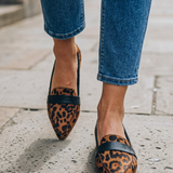 Mocassins de Bico com Tira no Peito do Pé