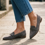 Mocassins de Bico com Tira no Peito do Pé