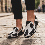 Bruna | Mocassins Padrão Vaca com Sola Vermelha