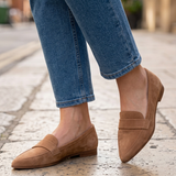Mocassins de Bico com Tira no Peito do Pé