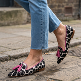 Genoveva | Mocassins Padrão Vaca Branco e Preto com Borlas Rosa