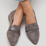 Mocassins de Bico com Tira no Peito do Pé