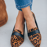 Mocassins de Bico com Tira no Peito do Pé