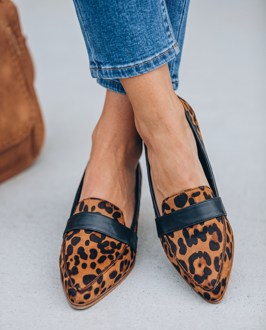 Mocassins de Bico com Tira no Peito do Pé