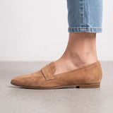 Mocassins de Bico com Tira no Peito do Pé