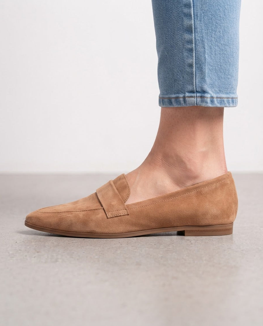 Mocassins de Bico com Tira no Peito do Pé