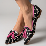 Genoveva | Mocassins Padrão Vaca Branco e Preto com Borlas Rosa