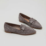 Mocassins de Bico com Tira no Peito do Pé