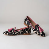 Genoveva | Mocassins Padrão Vaca Branco e Preto com Borlas Rosa