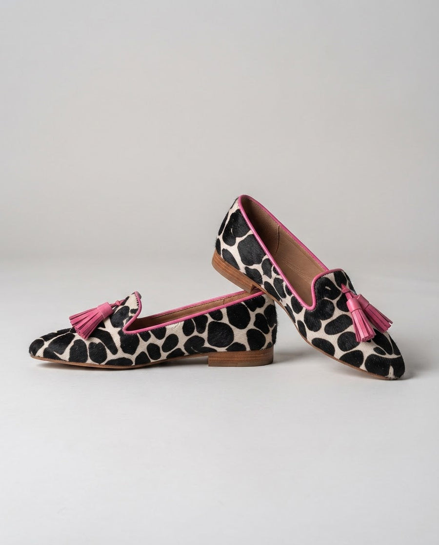Genoveva | Mocassins Padrão Vaca Branco e Preto com Borlas Rosa