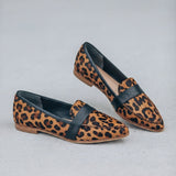 Mocassins de Bico com Tira no Peito do Pé