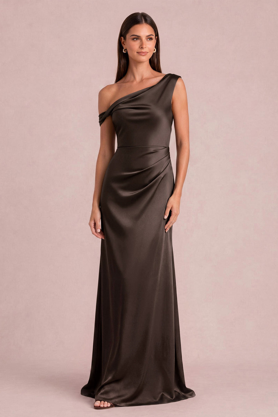 Madalena Café | Vestido comprido tubinho de um ombro só em cetim mate