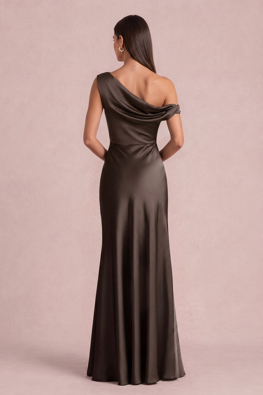 Madalena Café | Vestido comprido tubinho de um ombro só em cetim mate