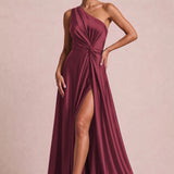 Mónica Cetim Brilhante Cabernet | Vestido comprido evasê de um ombro só em cetim brilhante