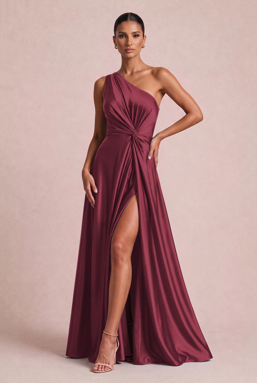 Mónica Cetim Brilhante Cabernet | Vestido comprido evasê de um ombro só em cetim brilhante