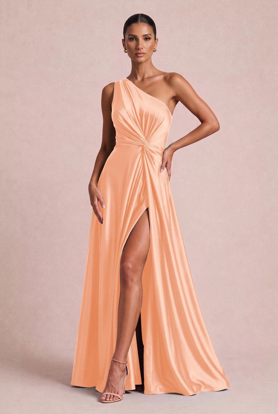 Mónica Cetim Brilhante Pêssego | Vestido comprido evasê de um ombro só em cetim brilhante