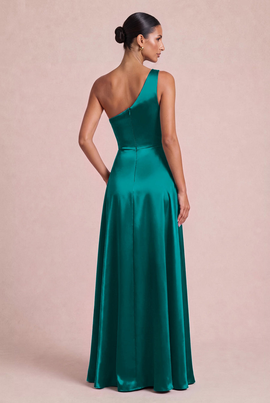 Mónica Cetim Brilhante Cabernet | Vestido comprido evasê de um ombro só em cetim brilhante