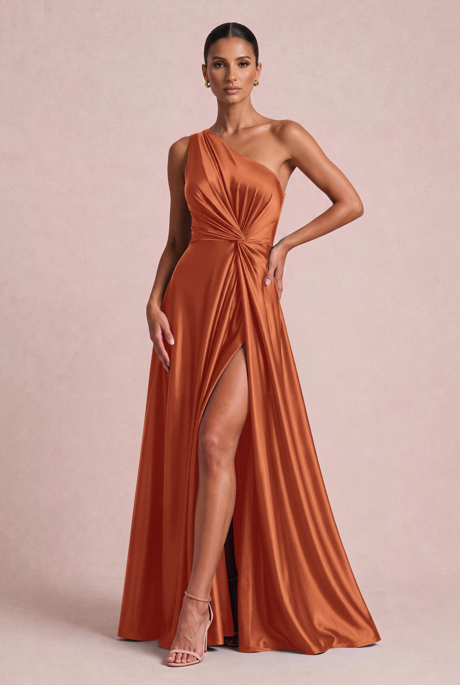 Mónica Cetim Brilhante Terracota | Vestido comprido evasê de um ombro só em cetim brilhante