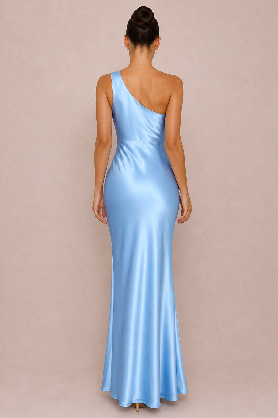 Natália Chocolate | Vestido de dama de honor tubinho em cetim mate com franzidos