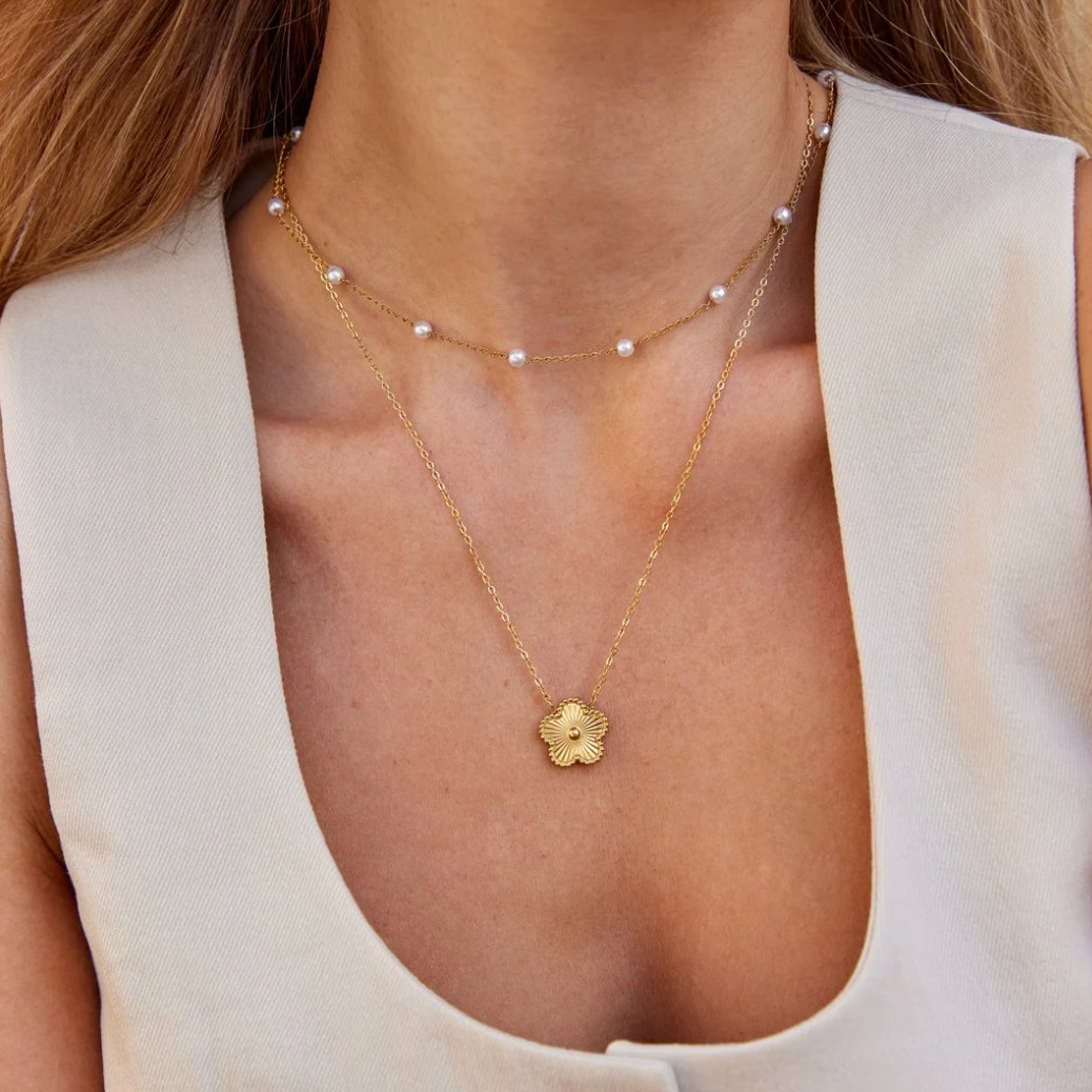 Colar Dourado com Pérolas