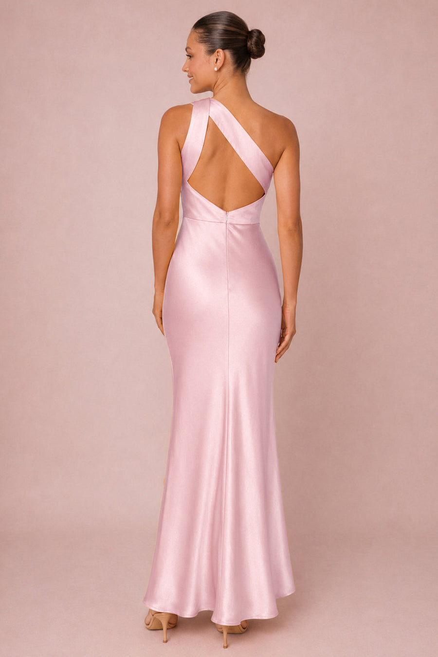 Oriana | Vestido de dama de honor tubinho em cetim mate com franzidos