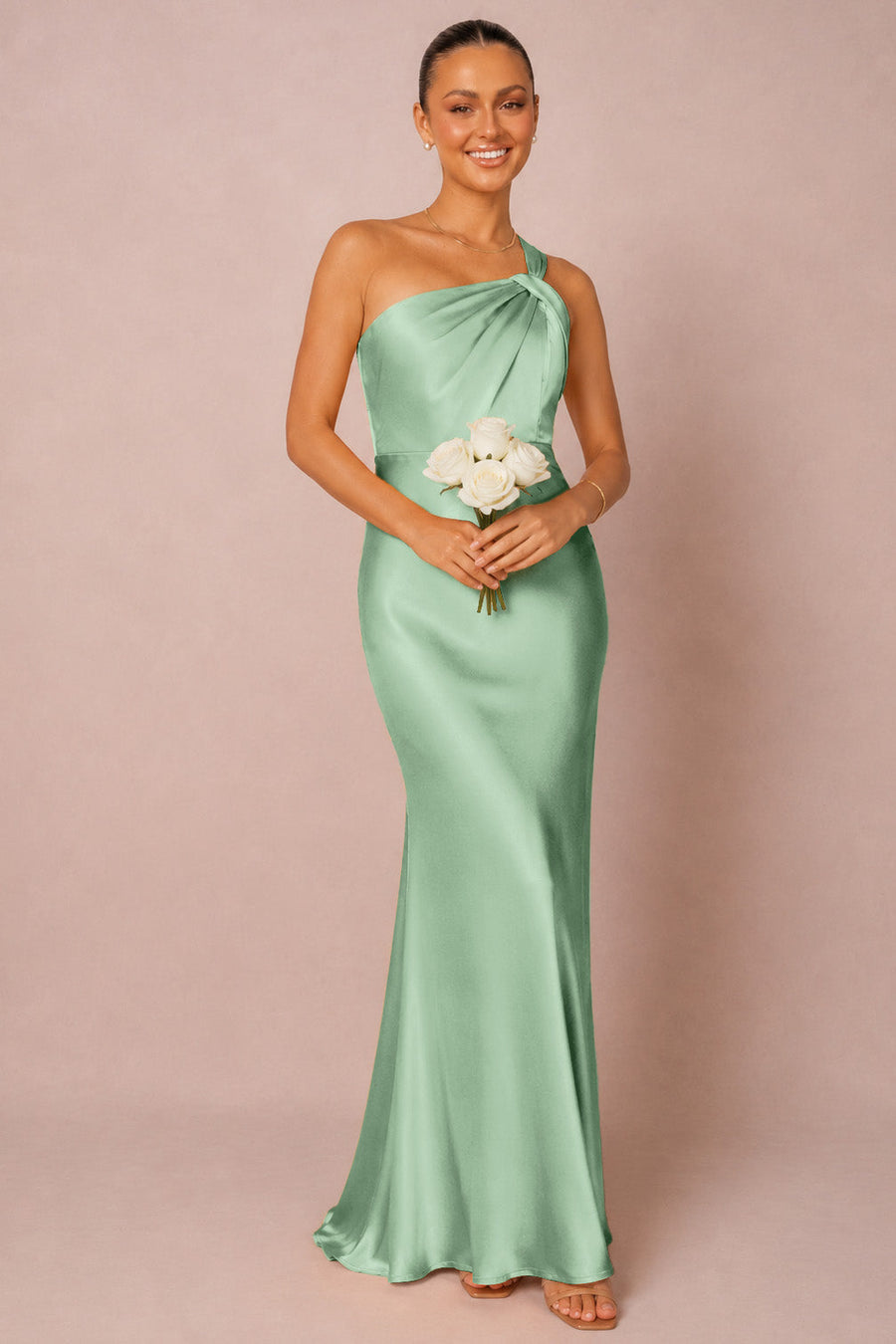 Oriana | Vestido de dama de honor tubinho em cetim mate com franzidos