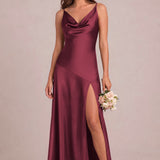 Otília Cabernet | Vestido comprido evasê em cetim brilhante com decote em argola