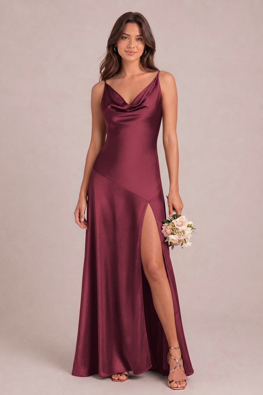 Otília Cabernet | Vestido comprido evasê em cetim brilhante com decote em argola