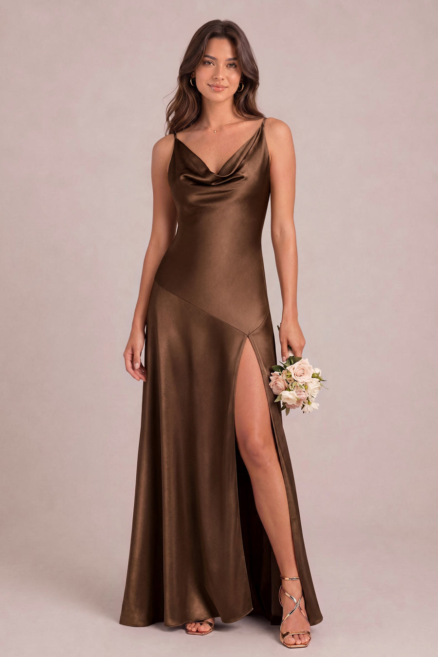Otília Café | Vestido comprido evasê em cetim brilhante com decote em argola