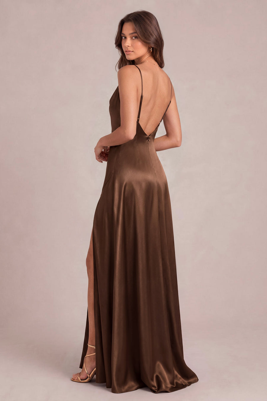 Otília Cabernet | Vestido comprido evasê em cetim brilhante com decote em argola