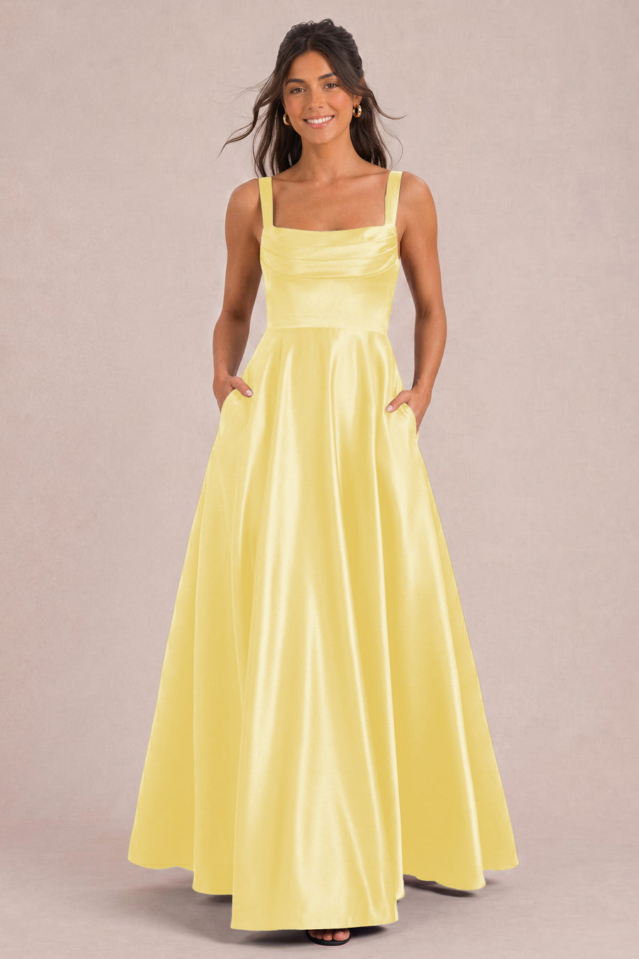 Pilar Narciso | Vestido comprido evasê em cetim brilhante com bolsos