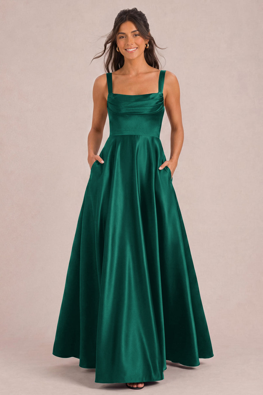 Pilar Esmeralda | Vestido comprido evasê em cetim brilhante com bolsos