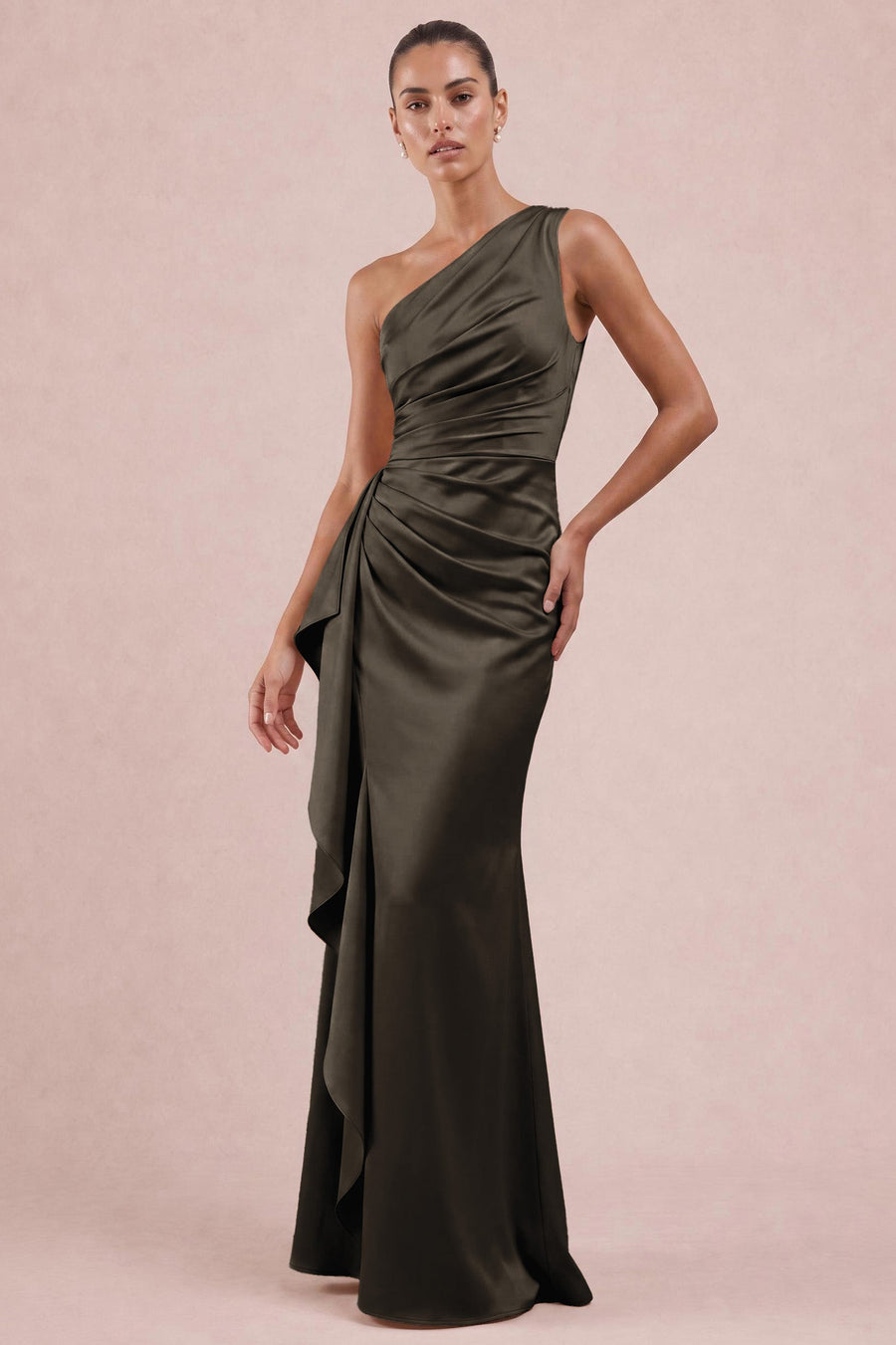 Patrícia Chocolate | Vestido de dama de honor tubinho em cetim mate com folhos