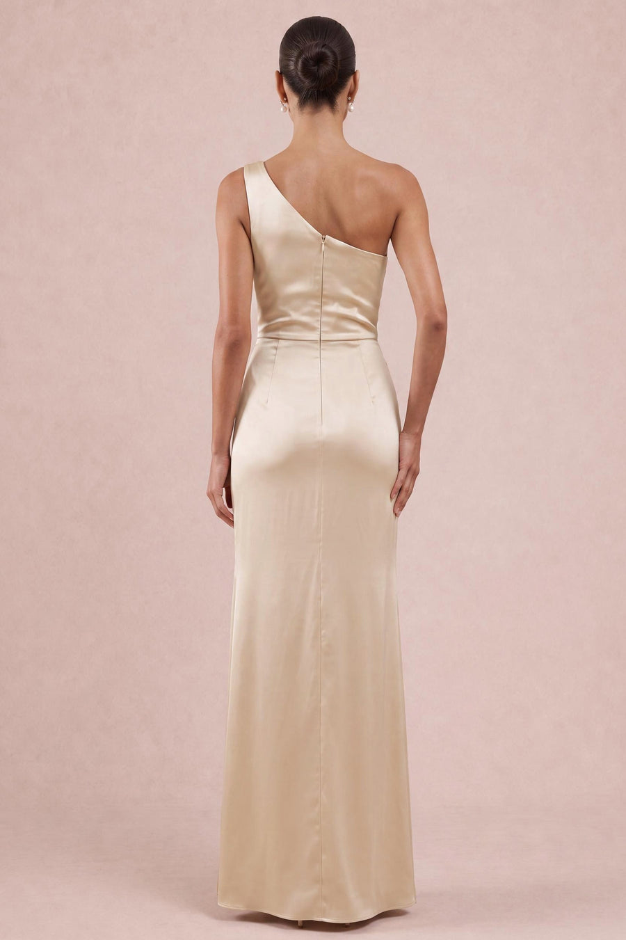 Patrícia Chocolate | Vestido de dama de honor tubinho em cetim mate com folhos